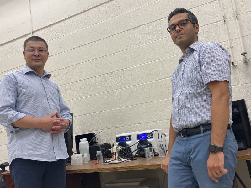Image of Drs. Li and Gu in lab.