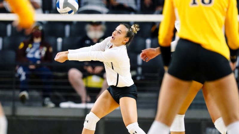 Photo of Lara Uyar during a volleyball match.