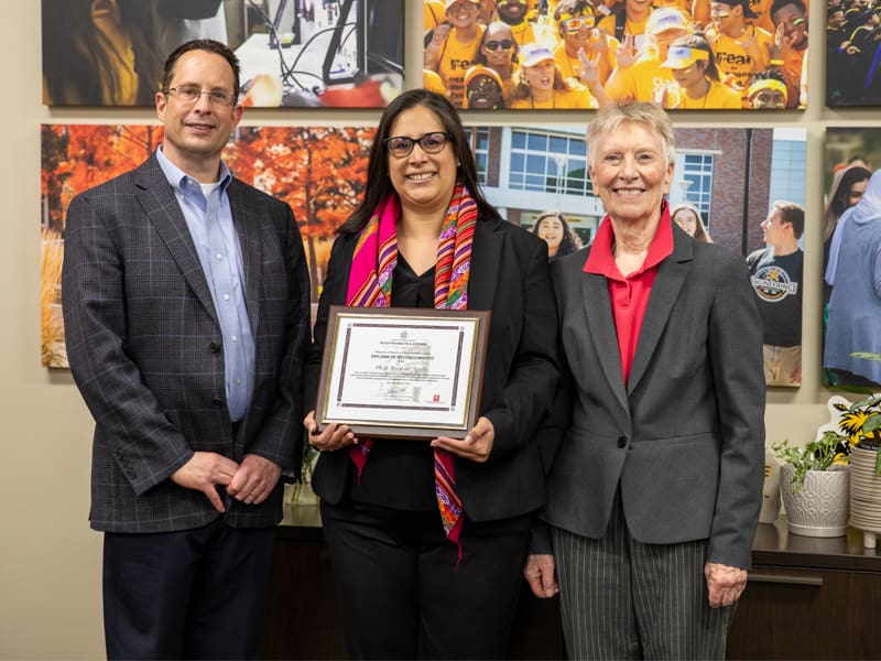 Rocio de la Aguila receives her award
